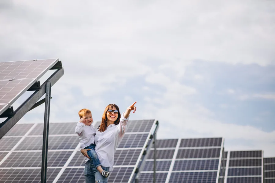 Familia con instalación de paneles solares residenciales